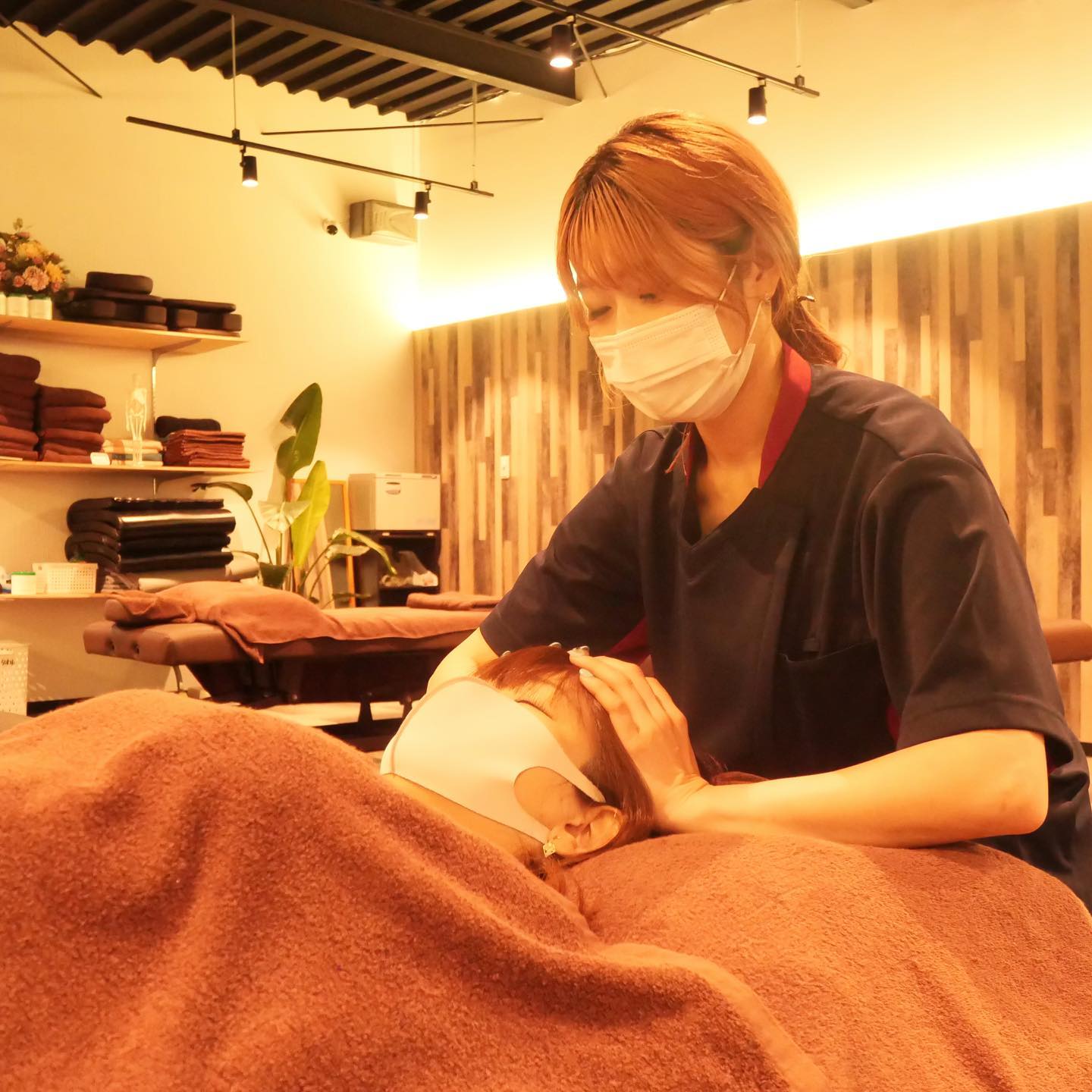 人気メニュー.こんにちは♪もうりです本日は当店の人気メニューをご紹介させていただきます🏻‍♀️.揉みほぐし【なるりら】のホットペッパービューティーからのご予約で人気のおすすめメニューは、No.1[再来]ボディ90分7000円→6500円 No.2️[再来]ボディ60分5000円→4500円No.3️[平日10〜15時限定超特価]ボディ60分5000円→3500円の並びとなっております！！1位の再来ボディ90分は圧倒的人気メニューで、「1時間じゃ物足りない...がっつりほぐしたい！」というリピーターのお客様が、"自分へのご褒美タイム"や"日々の疲れをリセットするメンテナンス"の為に長めの施術を選ばれる事が多い印象です他にも、3位に選ばれているような時間限定クーポンやボディ+足ツボ、ボディ+ヘッドなどの様々な組み合わせをご用意しておりますお身体のお悩みに合わせて是非ご自分に一番合いそうなメニューを探してみてくださいね️お電話での予約の際には、メニューを見ながらスタッフと相談してその日の体調に合わせて決める♪なんてことも可能ですのでお気軽にご予約お待ちしております☘️.では次回の投稿もお楽しみに♪.引き続き、スクール生徒を大募集しております！！是非ご興味ある方、検討中の方は総合案内までお問い合わせください【なるりら】【月のこころ】足利店 総合案内TEL0284-64-8746DM️受付可能◎.#なるりら #narurira #月のこころ #tsukinokokoro#リラクゼーションサロン#リラックス #relax #マッサージ #もみほぐし #足利 #足利駅 #足利市駅 #栃木#セラピスト #スクール #生徒募集#ホットペッパービューティー#人気メニュー #ランキング